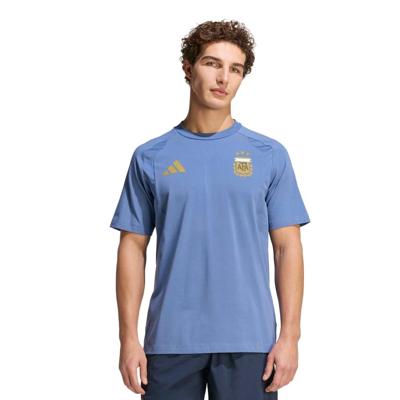adidas Argentinië Tiro Travel T-Shirt 2026-2028 Blauw Goud adidas Argentinië Tiro Travel T-Shirt 2026-2028 Blauw Goud