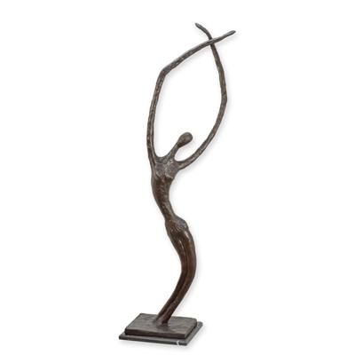 A MODERN BRONZE SCULPTURE ON A MARBLE BASE