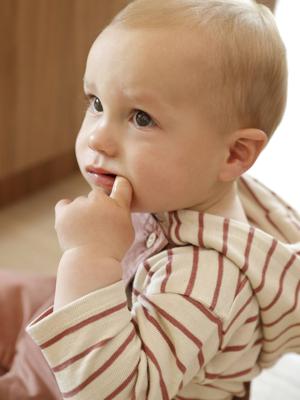 Gestreept T-shirt met capuchon jongensbaby terracottategel