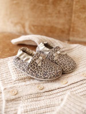 Elastische leren babyschoentjes in soepel leer beige, bedrukt