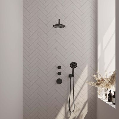 Regendoucheset Inbouw Brauer Black Carving Thermostatisch 20cm met Gebogen Wandarm en Handdouche 3-Standen Losse Stopkranen Mat Zwart