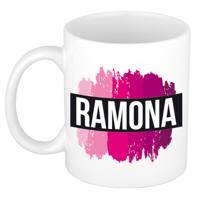 Ramona naam cadeau koffie mok - beker - met roze verfstrepen - Cadeau collega - moederdag