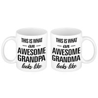 Awesome grandma en grandpa looks like mok - Cadeau beker set voor Opa en Oma   -