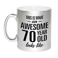 Zilveren Awesome 70 year cadeau mok / verjaardag beker 330 ml - feest mokken