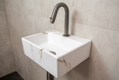 Mueller Dot fonteinset met wit marmeren fontein en gebogen verouderd ijzeren kraan Mueller Dot fonteinset met wit marmeren fontein en gebogen verouderd ijzeren kraan