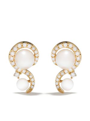 Yoko London puces d'oreilles Trend en or jaune 18ct ornées de diamants et de perles