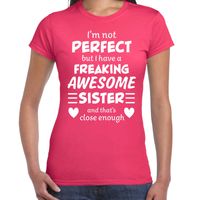 Freaking awesome Sister / zus cadeau t-shirt roze dames - thumbnail