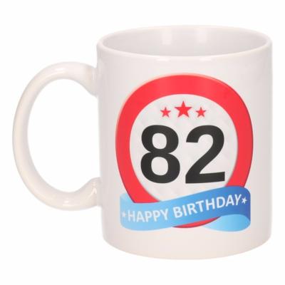82 jaar Verjaardag koffiemok - cadeau beker - stopbord print - 300 ml - keramiek - wit