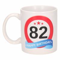 82 jaar Verjaardag koffiemok - cadeau beker - stopbord print - 300 ml - keramiek - wit
