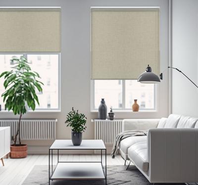 Beige stoffen patroon rolgordijn woonkamer