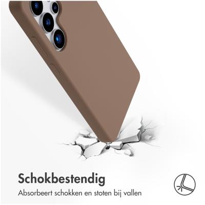 AccezzLiquid Silicone Backcover met MagSafe voor Samsung Galaxy S25 Ultra Telefoonhoesje Bruin