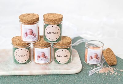 Glazen potjes met ronde stickers en groen badzout (set van 12)