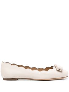 Ferragamo ballerines Varina à bords festonnés - Tons neutres