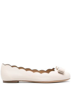 Ferragamo ballerines Varina à bords festonnés - Tons neutres