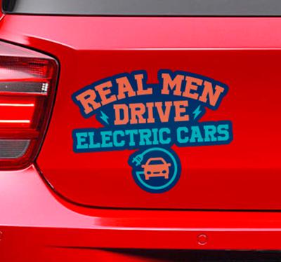 Mannen rijden in elektrische auto's