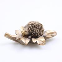 Season Inspired Decoration Beeld egel op blad goud l10cm