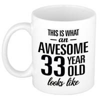This is what an awesome 33 year old looks like - cadeau koffiemok - 300 ml - verjaardag 33 jaar