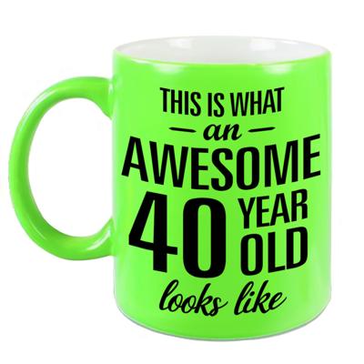 Awesome 40 year - verjaardag cadeau koffiemok - beker - neon groen - 330 ml - 40 jaar geworden