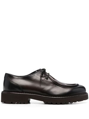 Doucal's chaussures bateau en cuir - Marron