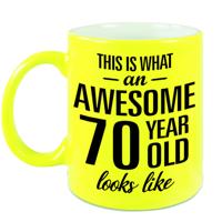 Awesome 70 year verjaardag cadeau - koffiemok - beker - neon geel - 330 ml