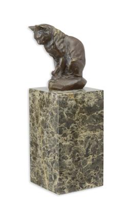 A BRONZE SCULPTURE OF A SITTING CAT