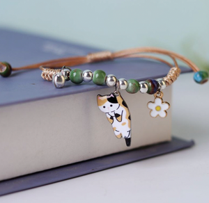 Betoverende Lichtbruine Verstelbare Armband met Groene Kralen en Poes Bedel - Sieraden - Spiritueelboek.nl