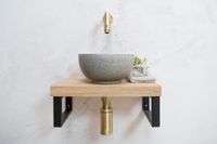 Saniclear Baru fonteinset met eiken plank, grijze terrazzo waskom en gouden kraan voor in het toilet