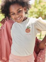 Meisjes t-shirt met bolletjesmouw en fruitmotief op de borst ecru