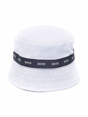 BOSS Kidswear bob rayé à logo imprimé - Bleu