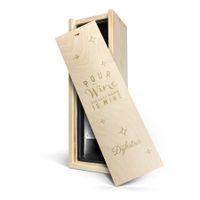 Wijn in gegegraveerde rukte kist - Maison de la Surprise - Merlot - thumbnail
