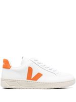 VEJA baskets lacées à patch logo - Blanc