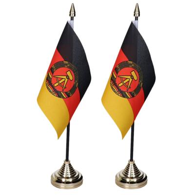 Oost Duitsland tafelvlaggetjes - 2x stuks - 10 x 15 cm - met standaard voetje - 27 cm hoog