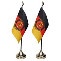 Oost Duitsland tafelvlaggetjes - 2x stuks - 10 x 15 cm - met standaard voetje - 27 cm hoog