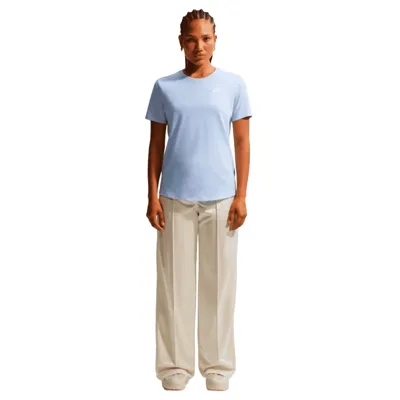 Nike Sportswear Club Essentials T-Shirt Dames Lichtblauw/Wit - Maat S - Kleur: LichtblauwWit | Soccerfanshop Nike Sportswear Club Essentials T-Shirt Dames Lichtblauw/Wit - Maat S - Kleur: LichtblauwWit | Soccerfanshop