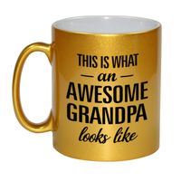 Awesome grandpa / opa gouden cadeau mok / beker 330 ml - thumbnail