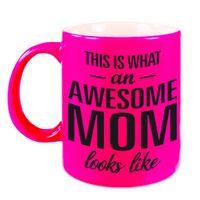 Awesome mom cadeau mok / beker neon roze voor Moederdag 330 ml - thumbnail