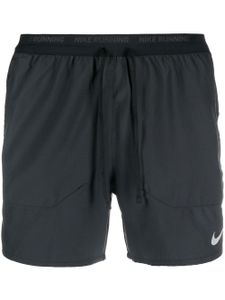 Nike short de sport à imprimé Swoosh - Noir