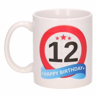 12 jaar Verjaardag koffiemok - cadeau beker - stopbord print - 300 ml - keramiek - wit 12 jaar Verjaardag koffiemok - cadeau beker - stopbord print - 300 ml - keramiek - wit