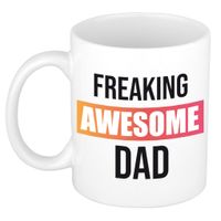 Vader cadeau mok / beker freaking awesome dad gekleurd kader