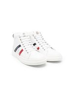 Moncler Enfant baskets montantes à rayures - Blanc