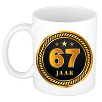 67 jaar cadeau mok / beker medaille goud zwart voor verjaardag/ jubileum - thumbnail