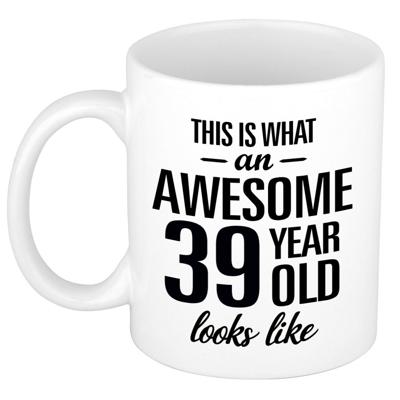 This is what an awesome 39 year old looks like - cadeau koffiemok - 300 ml - verjaardag 39 jaar