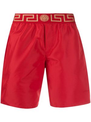 Versace short de bain à détail Greca - Rouge
