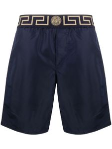 Versace short de bain à détail Greca - Bleu