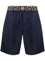 Versace short de bain à détail Greca - Bleu