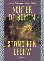 Achter de bomen stond een leeuw (Hardback)