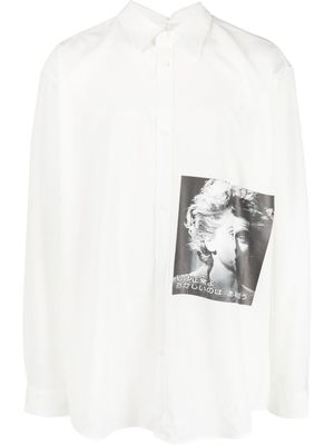 Yuiki Shimoji surchemise à imprimé graphique - Blanc
