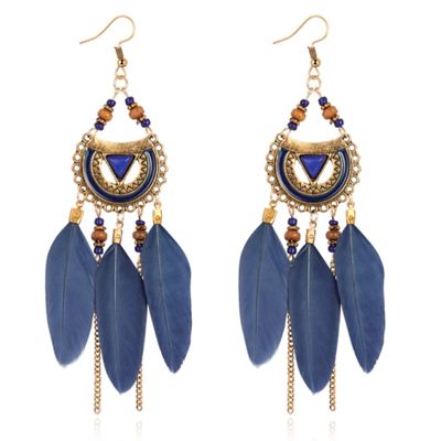 Bohemian oorhangers rond met blauwe veren en kralen 105 mm