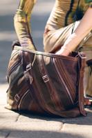 Middelgrote schoudertas met stiksels - BROWN - U