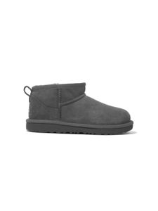 UGG Kids bottines Classic Ultra Mini en peau lainée - Gris